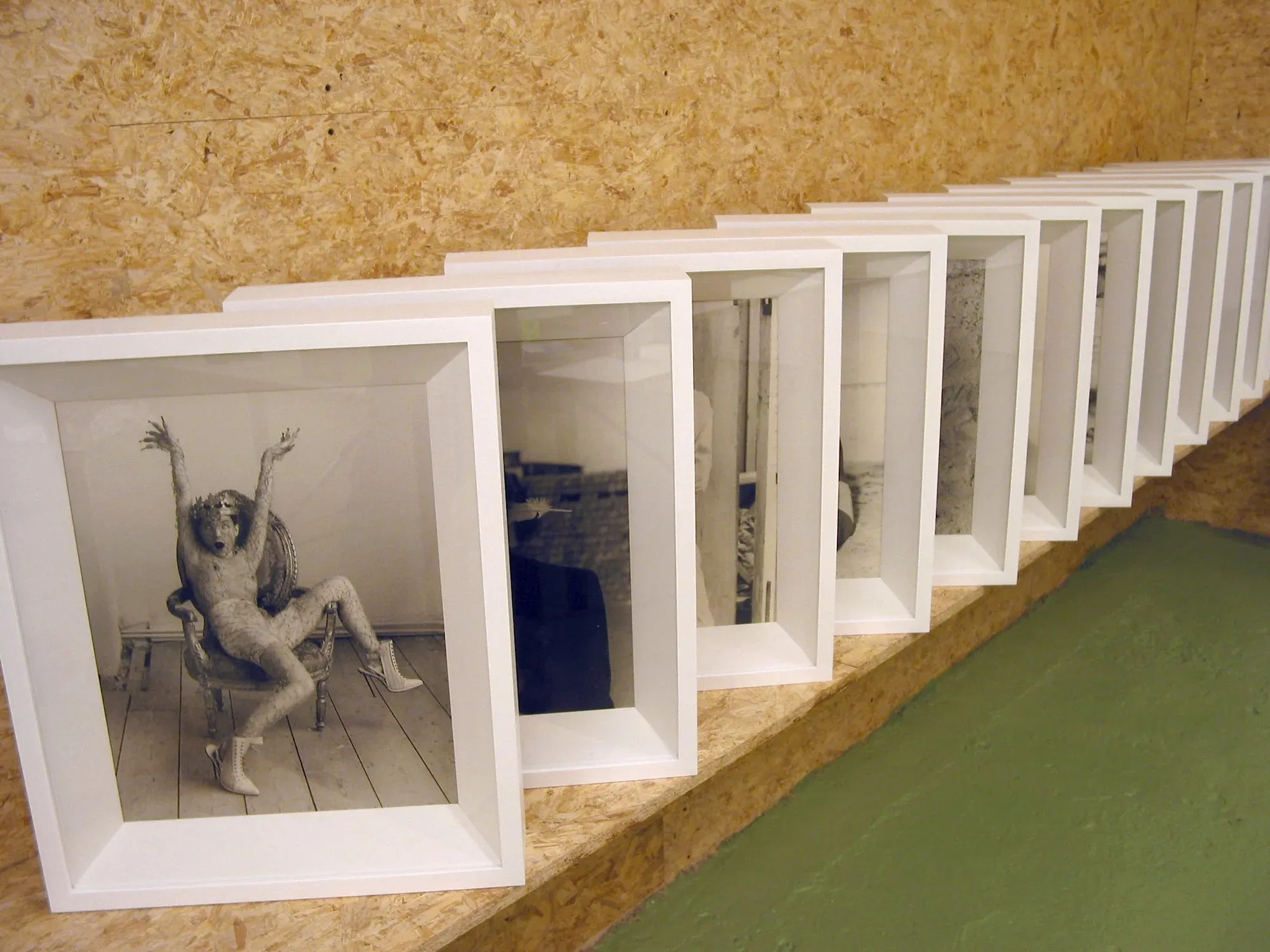 Série de photographies en cadres-boîtes blancs, prête pour une exposition