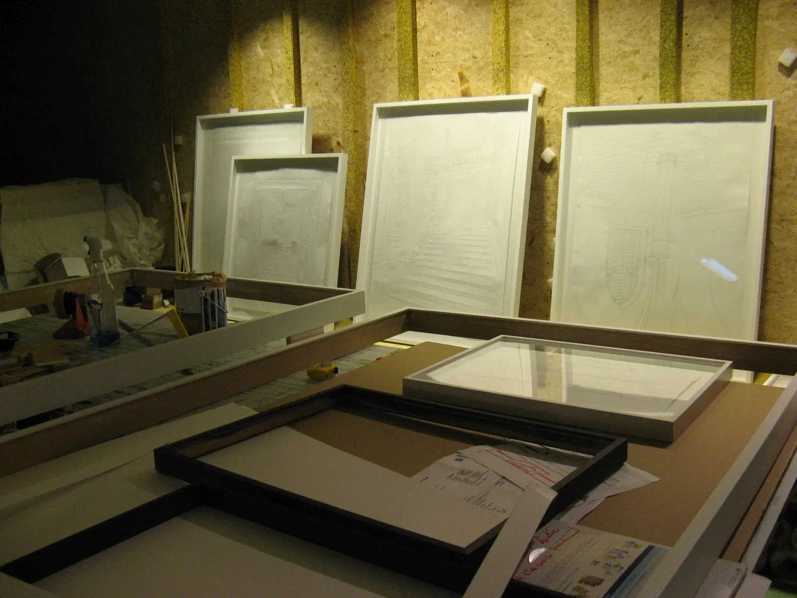 Dessins encadrés sous verre, cadres blancs et noirs en cours de finition