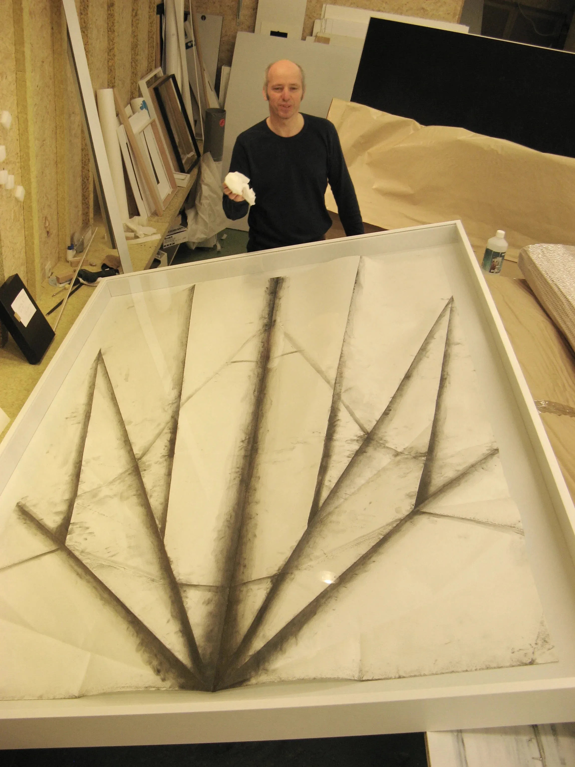 Dessin grand format dans un cadre blanc, avant la pose du verre