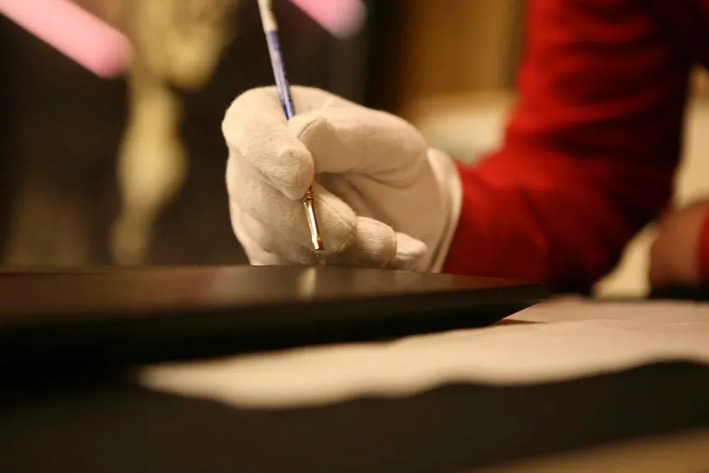 Finition à la main, en gants de coton